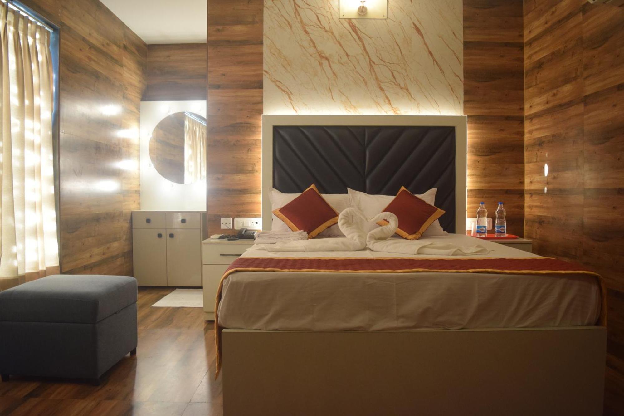 Esakki Empire Hotel Chennai Bagian luar foto