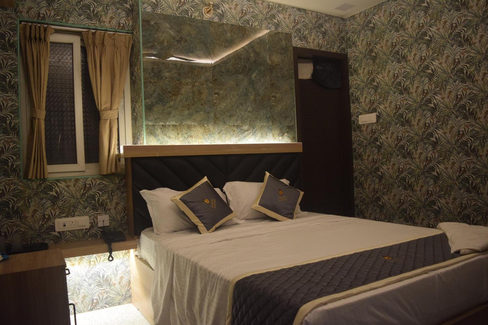 Esakki Empire Hotel Chennai Bagian luar foto
