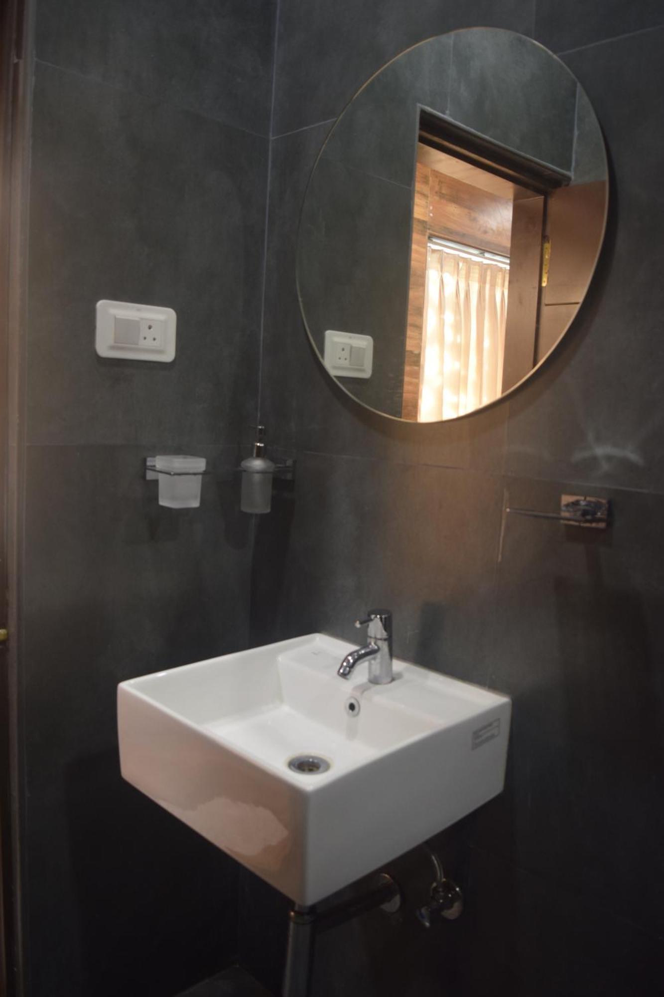 Esakki Empire Hotel Chennai Bagian luar foto