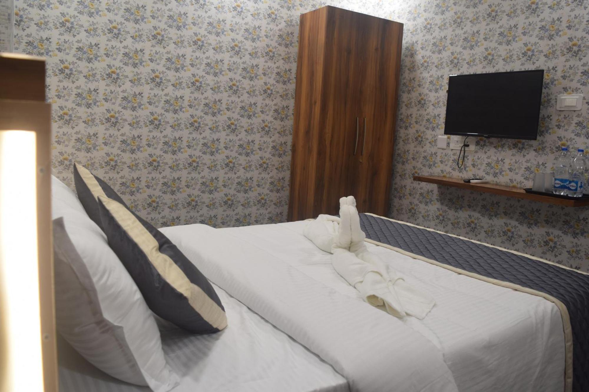 Esakki Empire Hotel Chennai Bagian luar foto