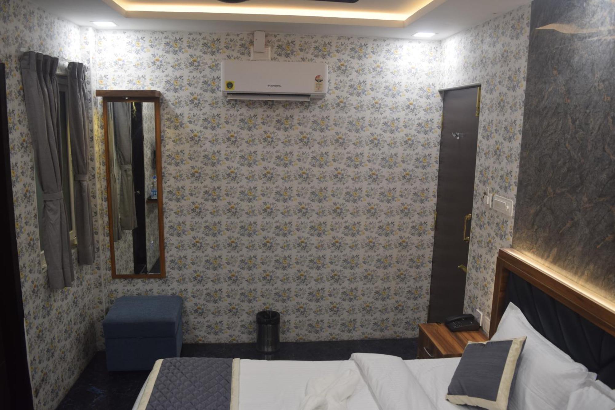 Esakki Empire Hotel Chennai Bagian luar foto