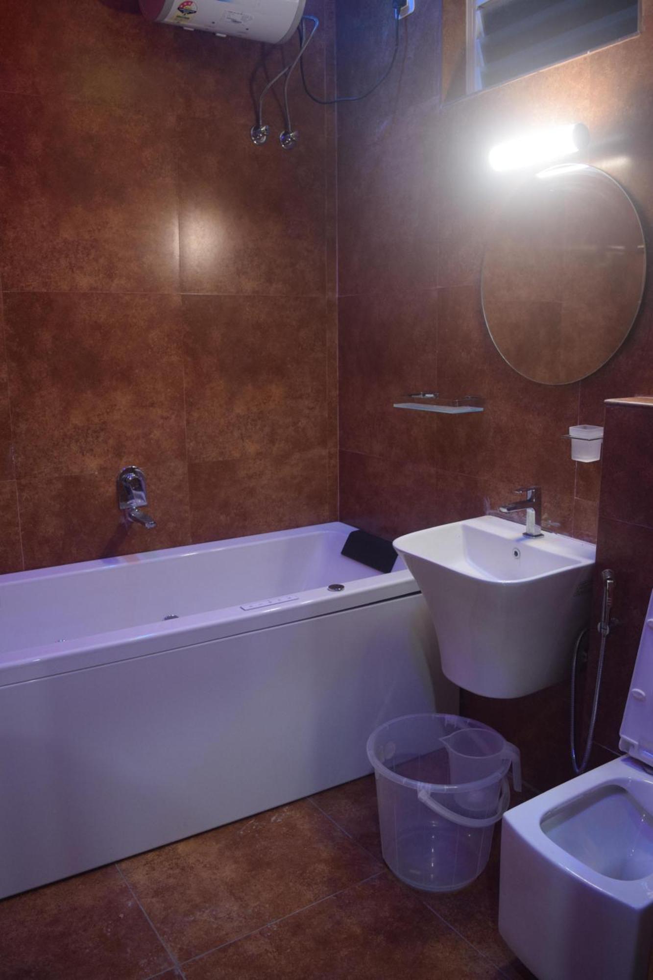 Esakki Empire Hotel Chennai Bagian luar foto